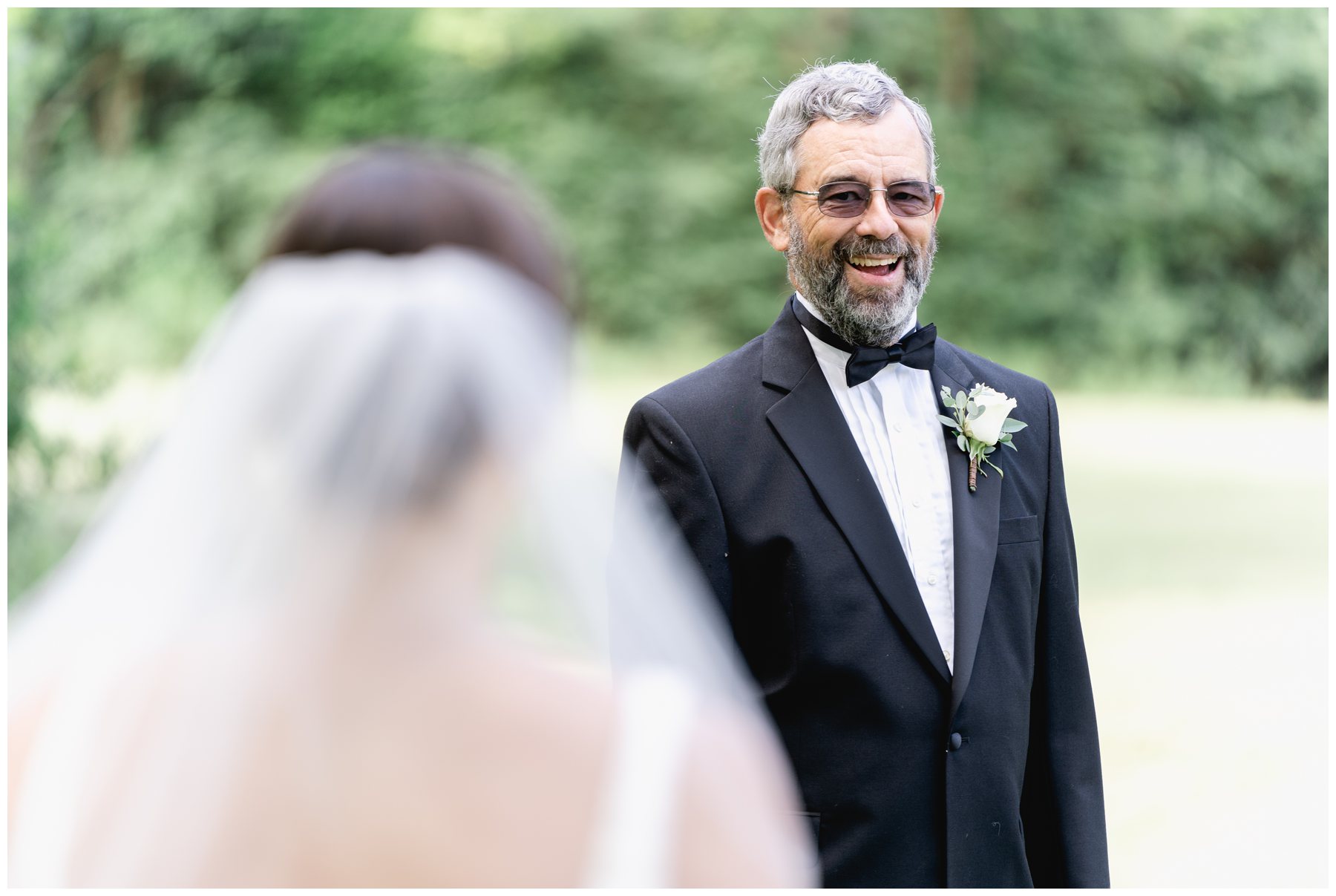 father first look with bride,